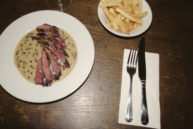 Cafececilia jacoblillis 04 Onglet Steak Peppercorn Sauce and Chips